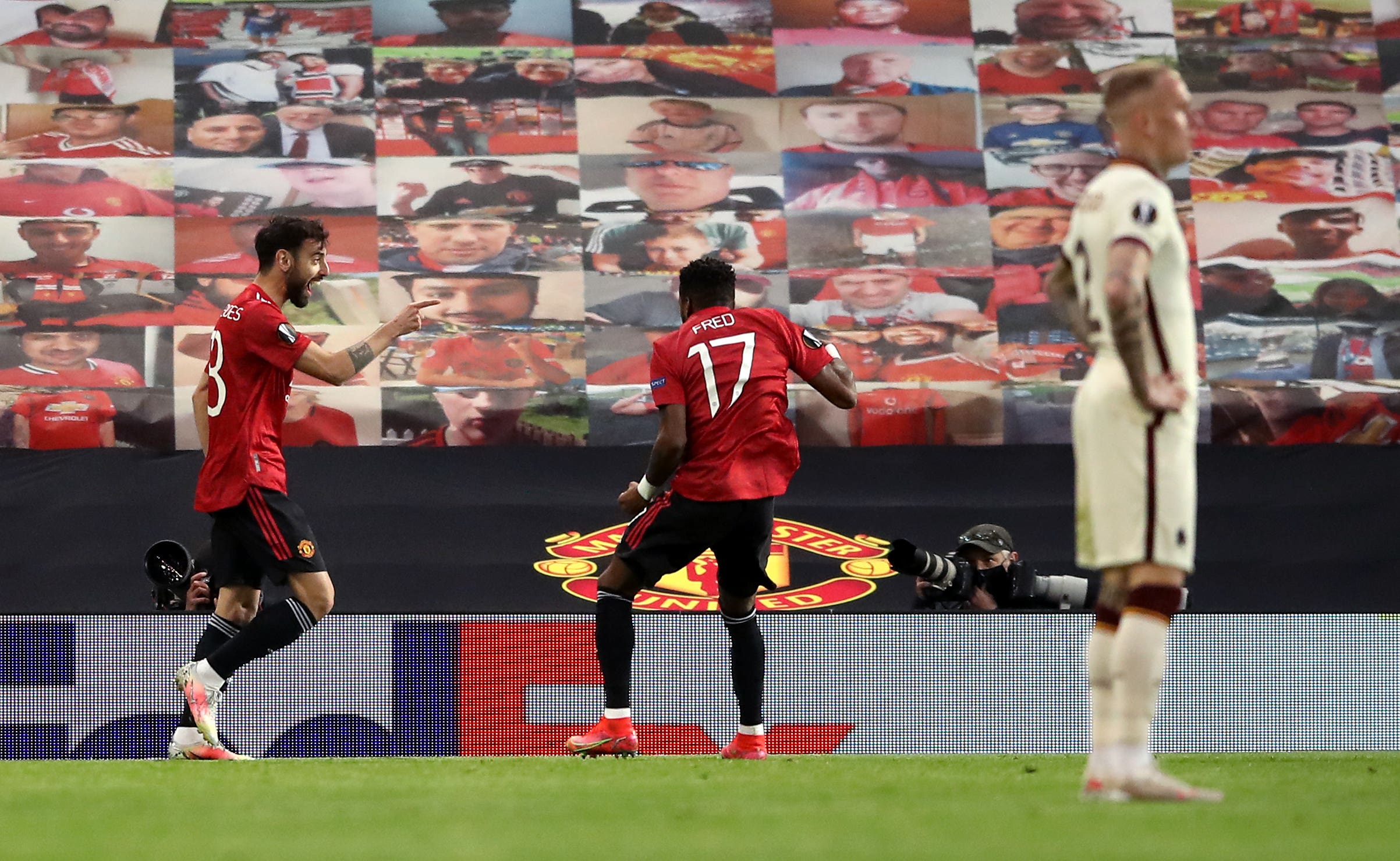 Bruno Fernandez, a sinistra, festeggia il suo gol di apertura con Fred